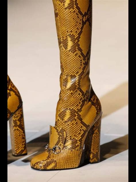 botas largas gucci remaches en tacon